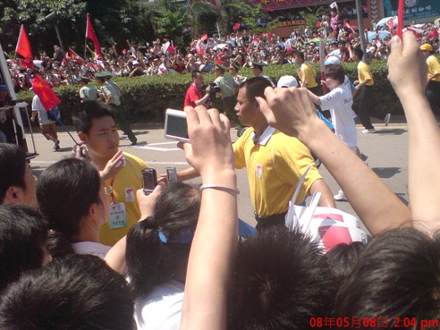 okpay钱包集团员工喜迎奥运圣火